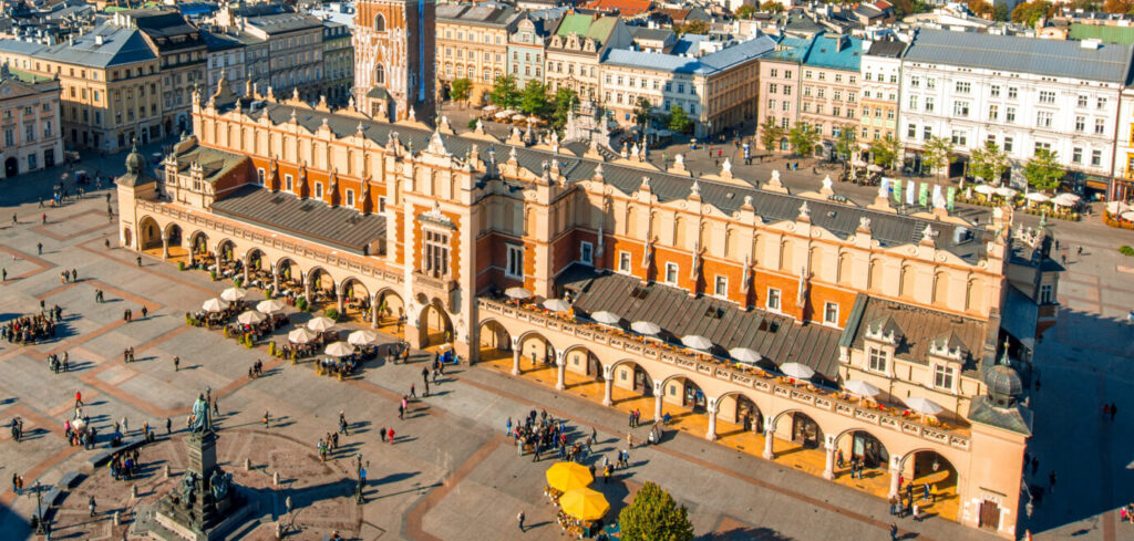 A historic market hall in the centre of the square, now home to souvenir stalls, local crafts and small galleries.